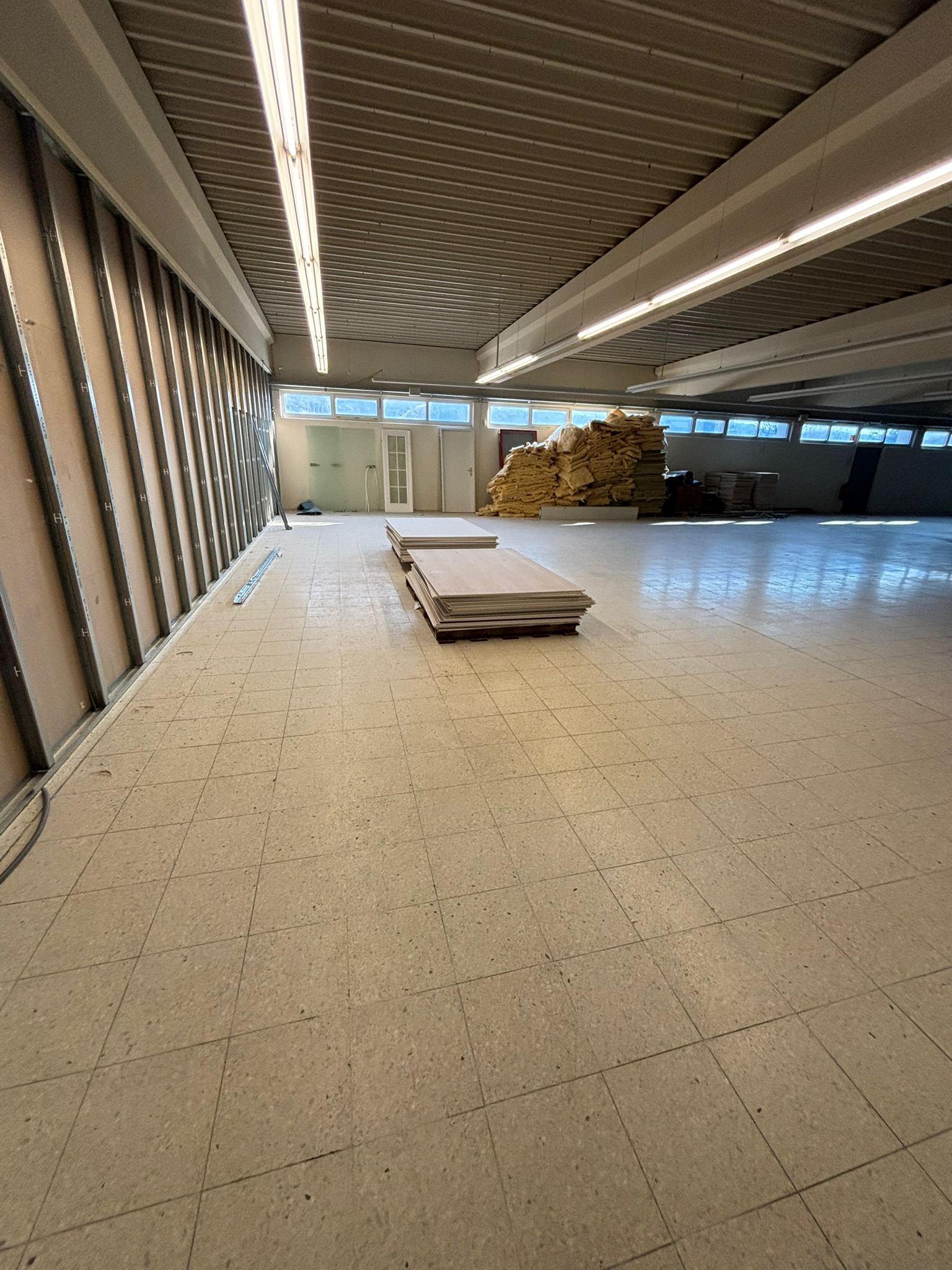 Hallenfläche mit Laderampe