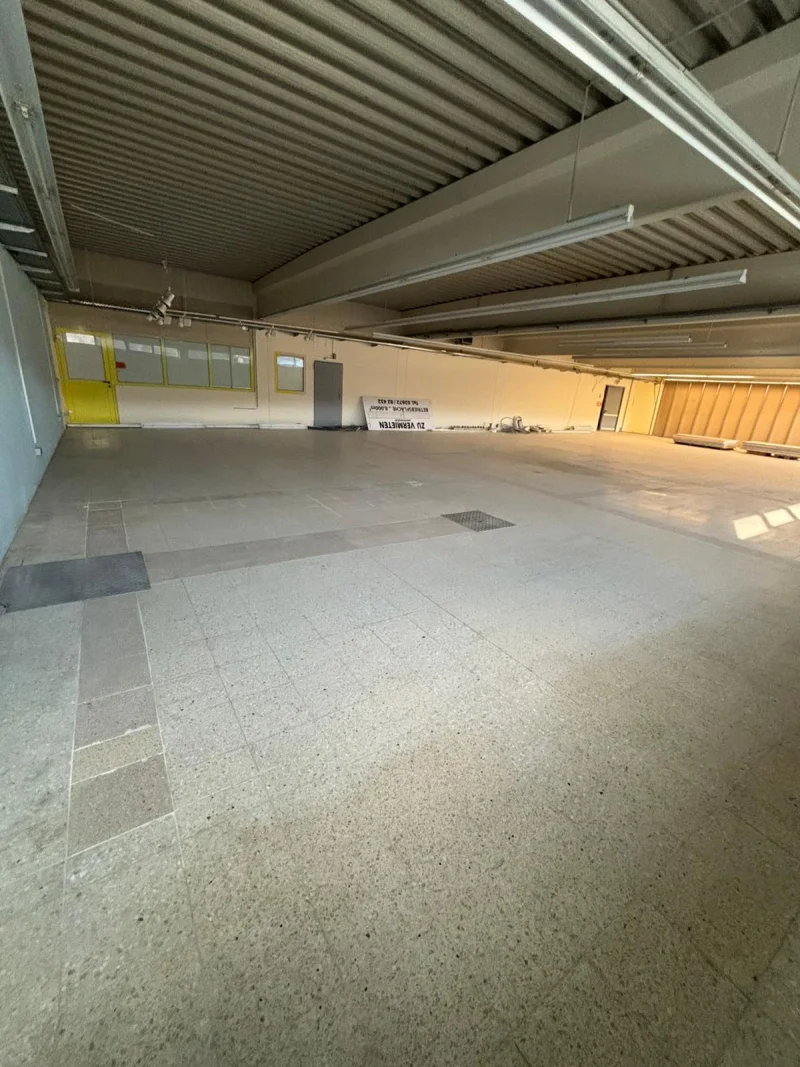 Hallenfläche mit Laderampe